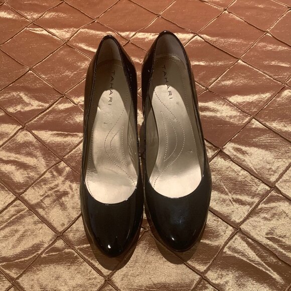 Tahari Size 8M Black and Gold Trim High Heels - Picture 2 of 3
